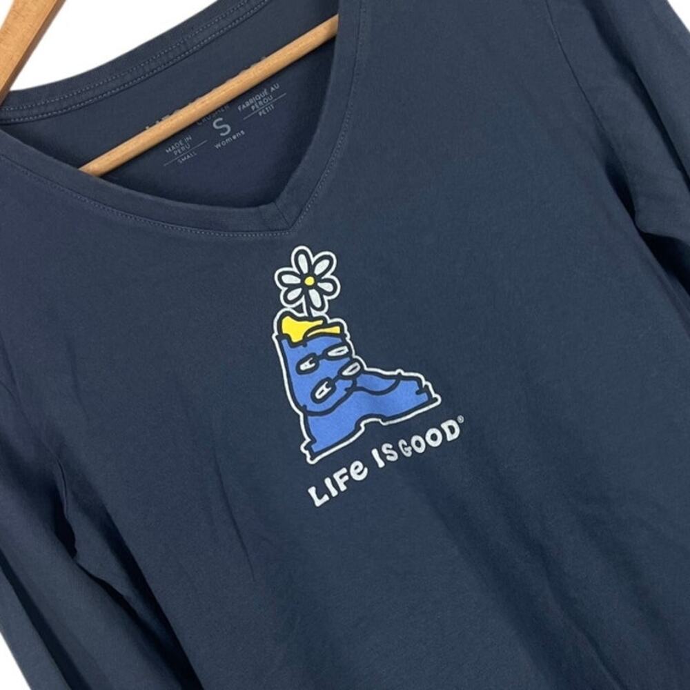 Life Is Good Women’s S Navy Crusher Snow Boot Graphic V-Neck Winter Tee Shirt